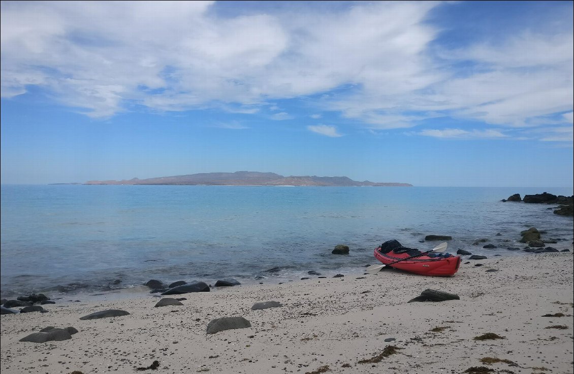 Vue sur l'isla Esperitu Santo baignée de soleil.