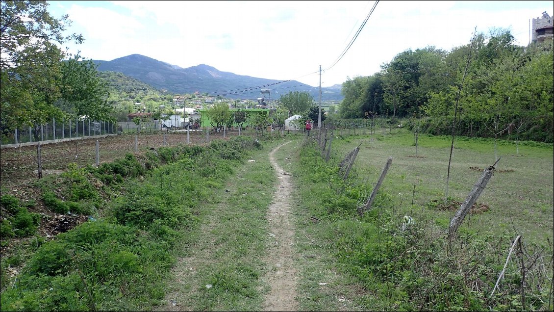 Les chemins qui permettent d'éviter la route au départ