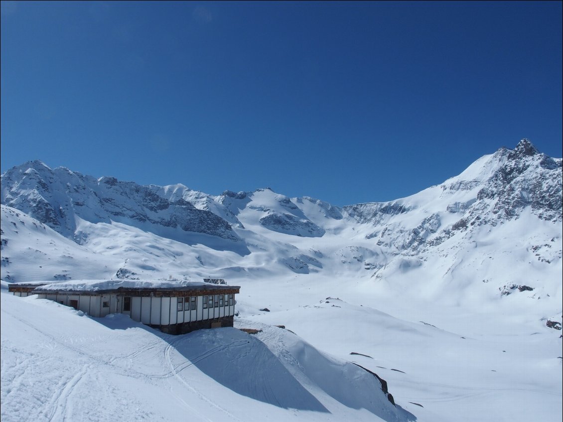 Le refuge et l'Albaron à droite. La petite Ciamarella au centre.