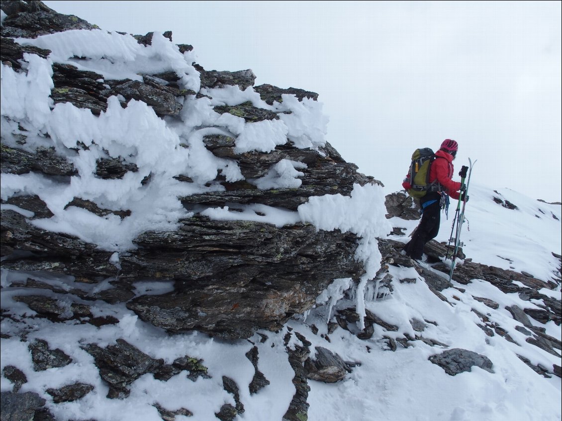 Mag au col, avec le belles formes givrées sur les rochers.