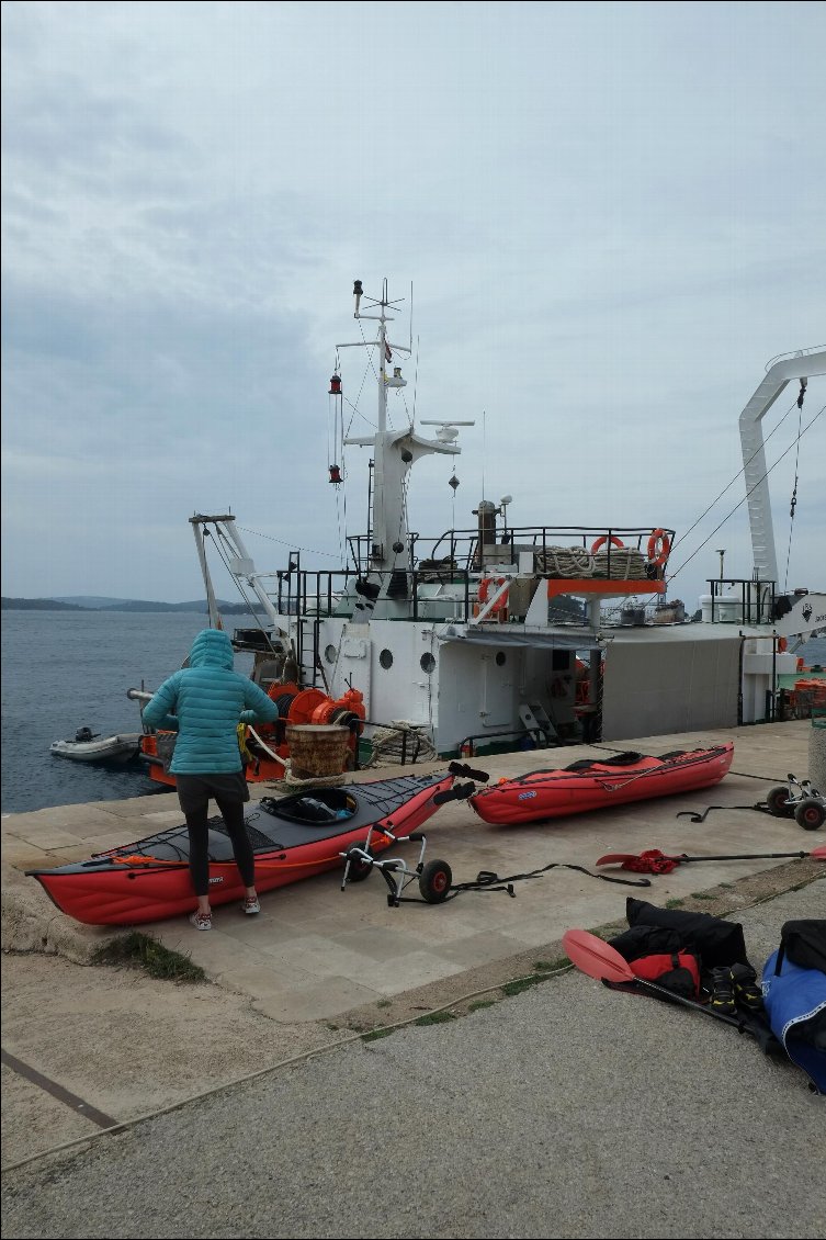 déballage et montage au port de Mali Losing.