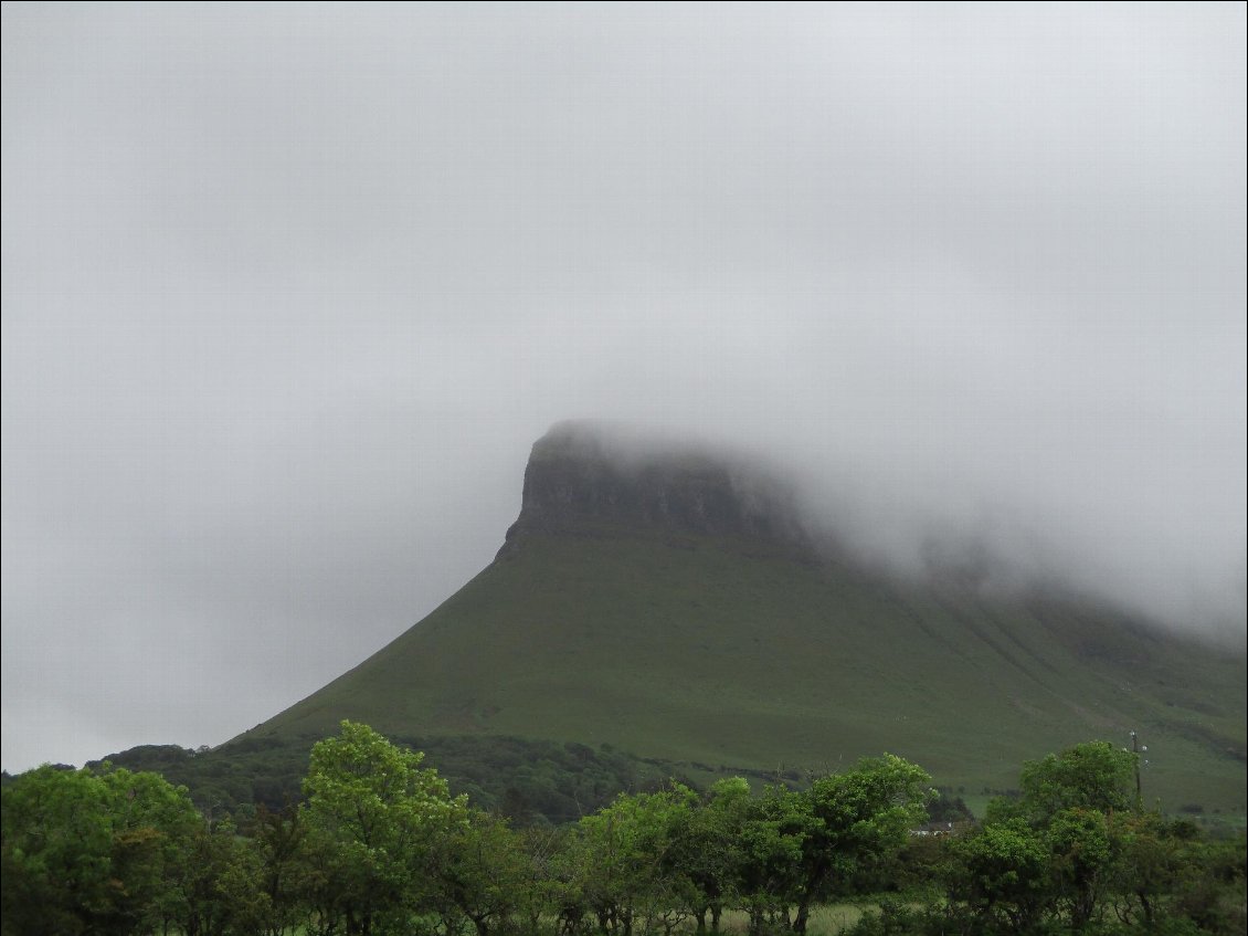 Benbulben dans les nuages.