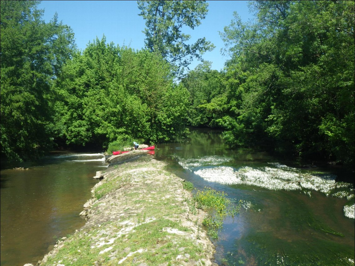 A la Sudrie : on passe la digue à droite ou sous le pont à gauche (pour les kayaks)