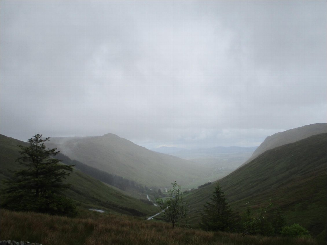 La descente de la Glengeh Pass.