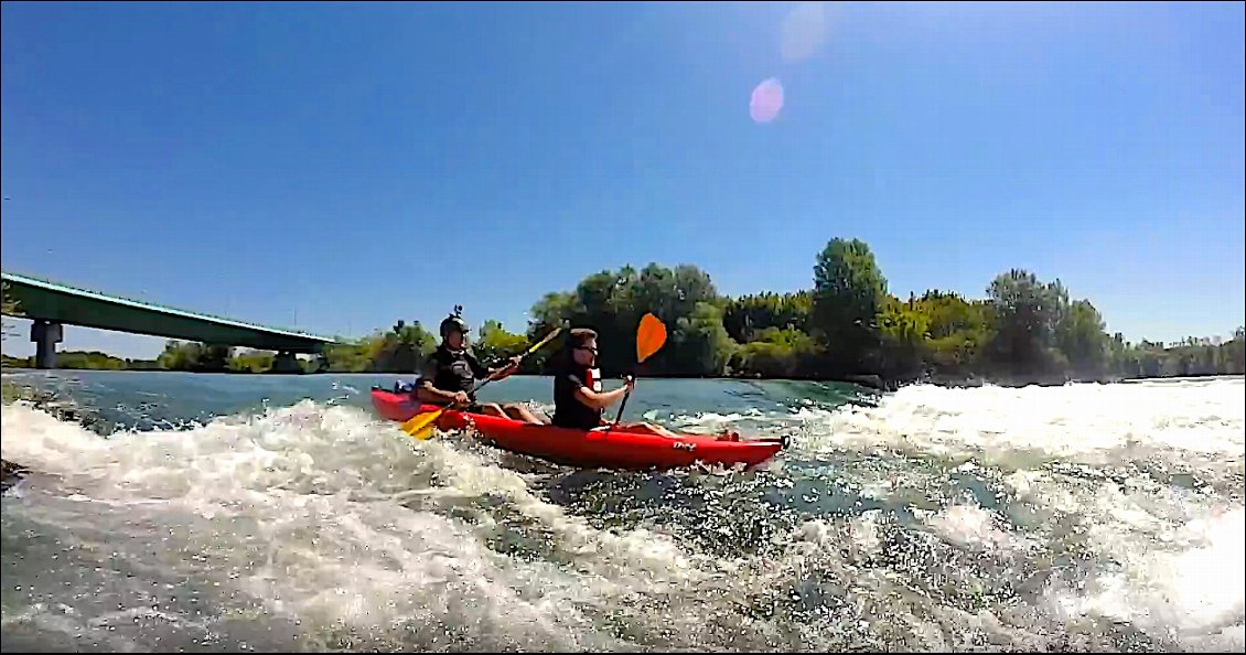 Km 187 En aval du pont du Périf-Nord de Lyon, passage du seuil de la Feyssine à droite