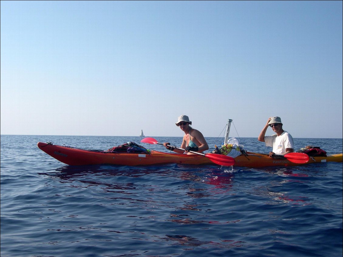 Notre bateau accompagnateur au second plan