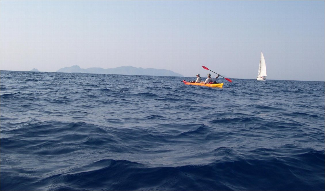 Yahooooooo !!!! Notre bateau "sécu" sous voile, eux non plus n'ont pas trop dormi... Angelino a autant la tête dans le c.l que nous :-)