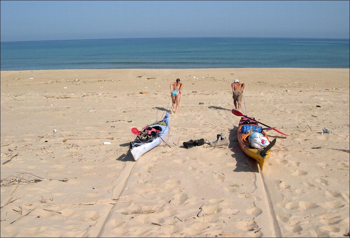 Sur les grandes plages, on remonte/redescend les kayaks en mode pulka pour le bivouac