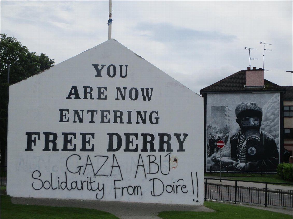 Le quartier Bogside où eut lieu l'événement du Bloody Sunday en 1972. Il reste de nombreuses fresques sur les murs des maisons. Je conseille de voir le film "Bloody Sunday" de Paul Greengrass pour ceux qui veulent en savoir plus sur ce qu'il s'est passé lors de cette marche pour l'égalité des droits entre catholiques et protestants.