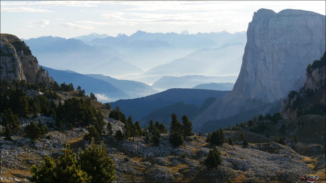 L'arrivée au Pas de la Selle offre une vue aux horizons multiples (photo prise à l'automne)