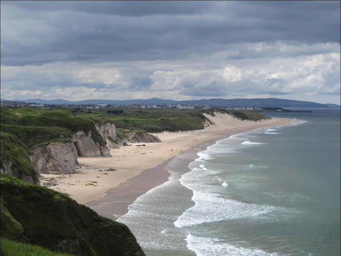 Plages et falaises calcaires du côté de Portrush. Le paysage a bien changé depuis le Donegal.