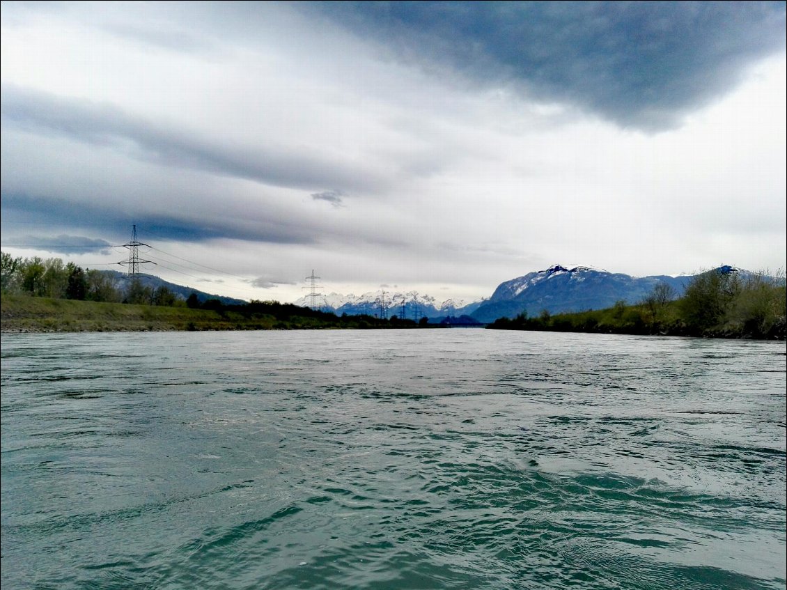 Derrière moi, les montagnes enneigées...