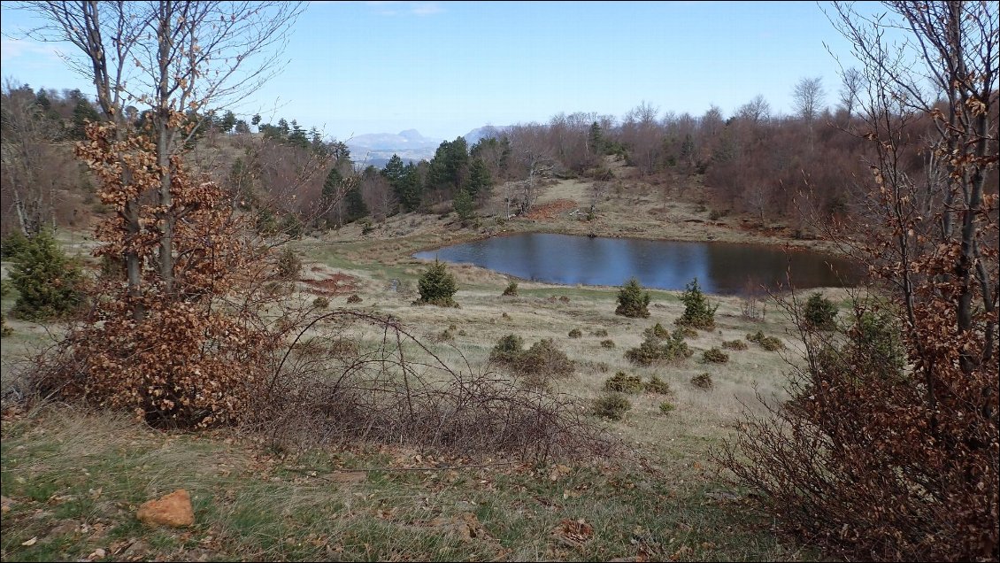 Un joli petit lac près duquel on aurait pu bivouaquer