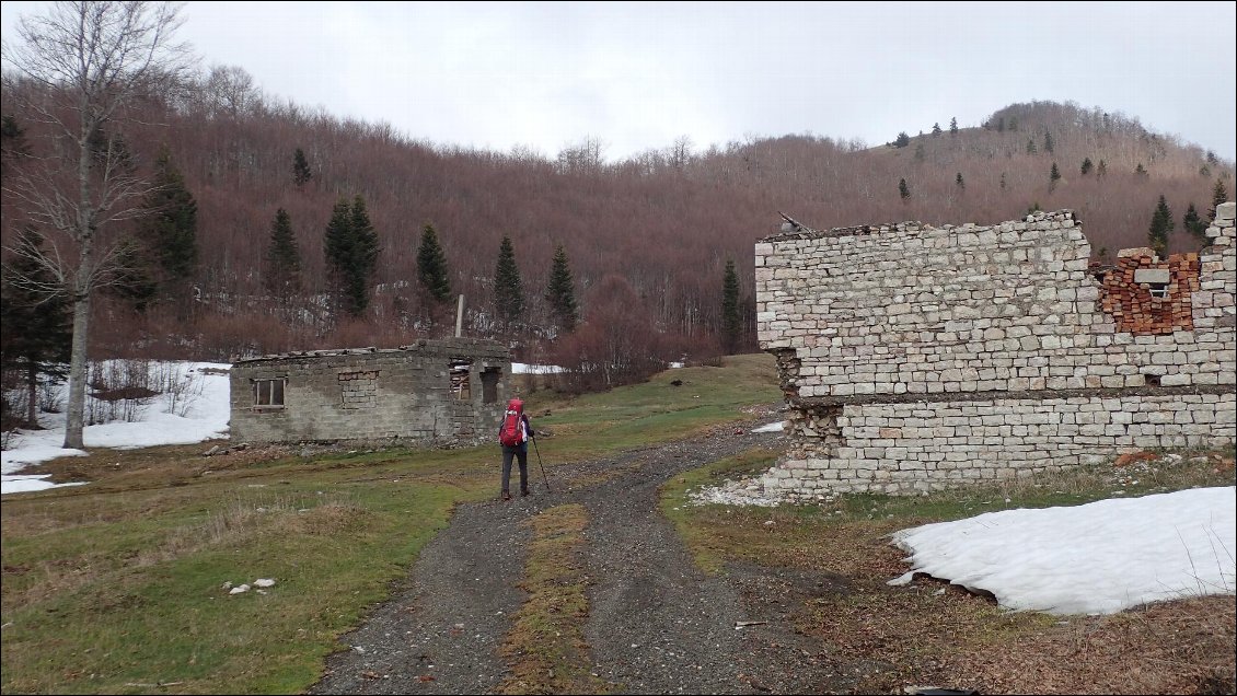 Une zone avec des constructions en ruines et un tuyau d'eau