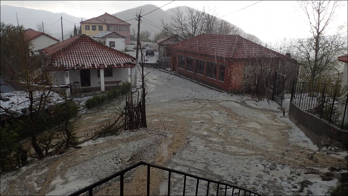 Ouf, à l'abri ! Vue sur l'orage de grêle depuis la porte du café