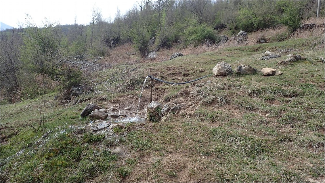 En remontant on rencontre une zone idéale pour bivouaquer