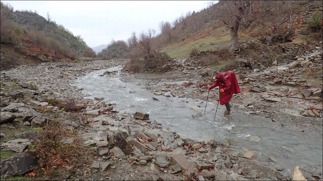 Traversée d'un ruisseau sous la pluie