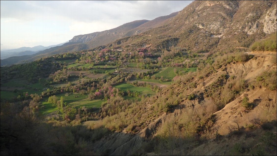 Sur la piste entre Vinië et Fshat