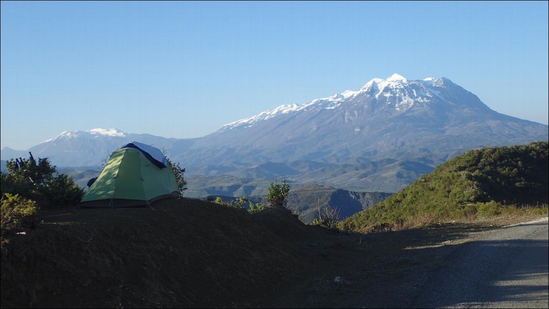 Découverte sympa de notre petit bivouac au lever du jour