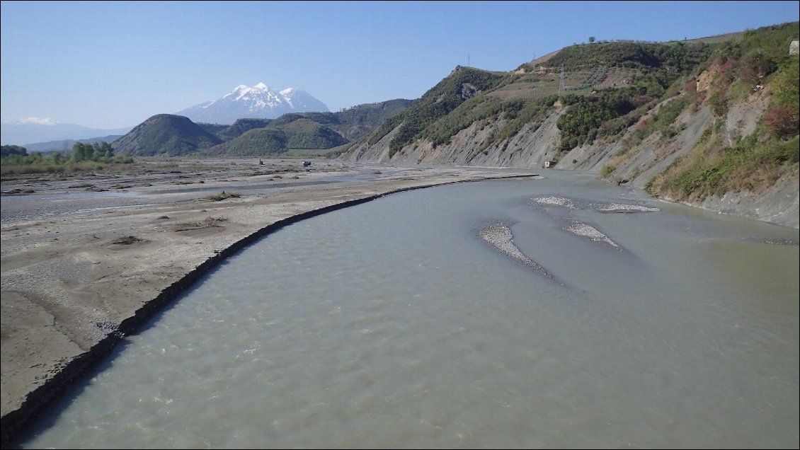 Traversée de la rivière Devolit à Gramsh