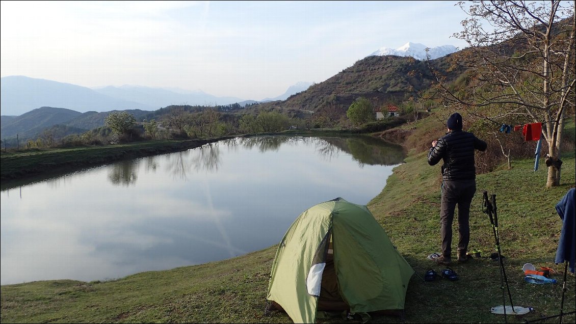 Bivouac au bord d'une petite réserve d'eau au-dessus du village de Tunjë.