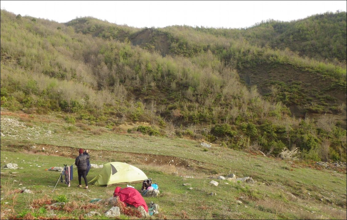 Beau bivouac dans les pâturages à côté d'une source