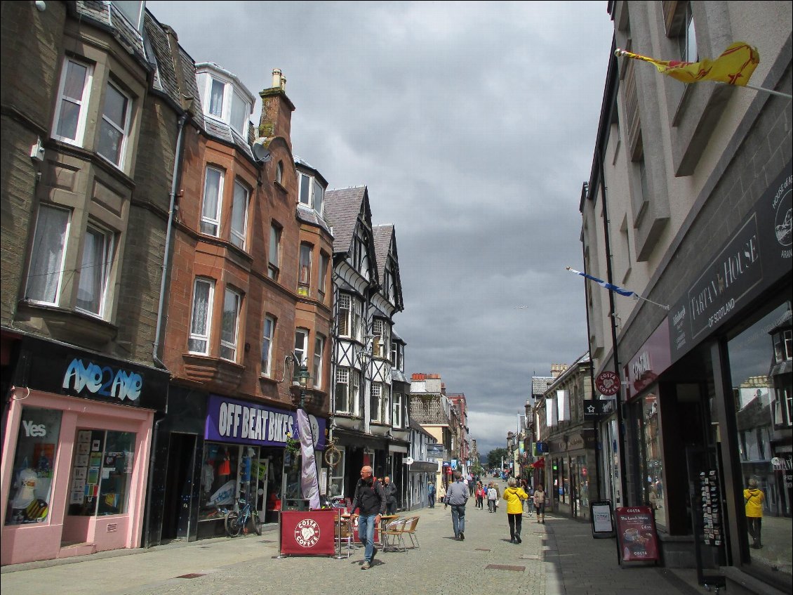 La rue principale de Fort William avec en alternance un magasin de souvenir, un magasin Outdoor, un souvenir's shop, un outdoor's shop, souvenir, outdoor, souvenir, outdoor ... Ici c'est la capitale de l'outdoor.