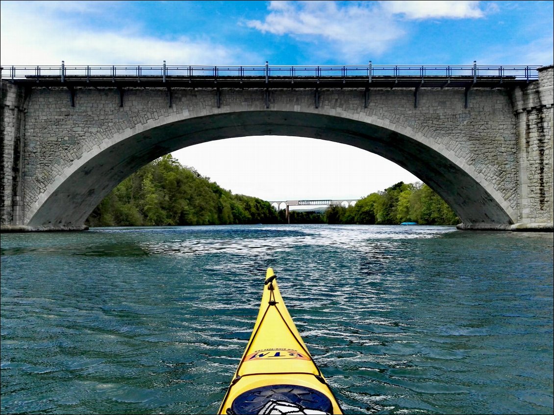 Pont d'Eglisau (CH) avec en 2e plan, le pont ferroviaire.