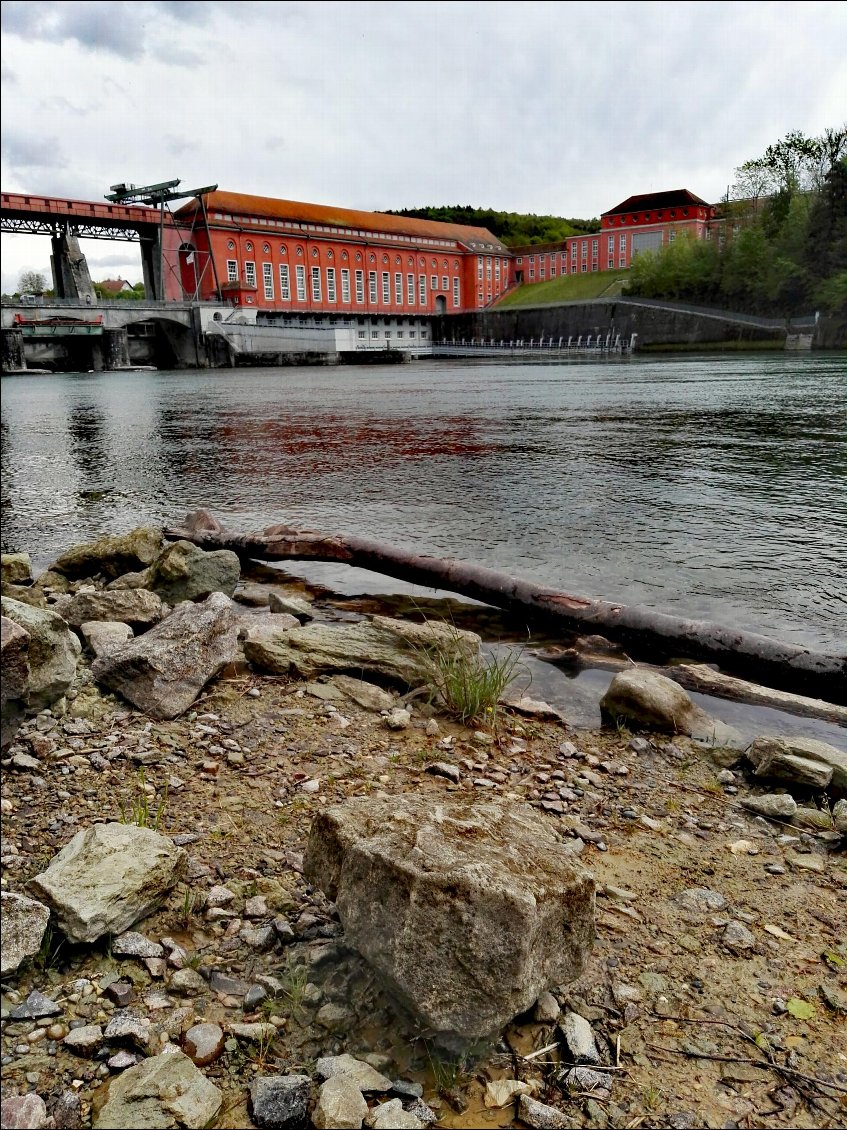 Barrage et centrale électrique d'Eglisau-Glattfelden. En aval.