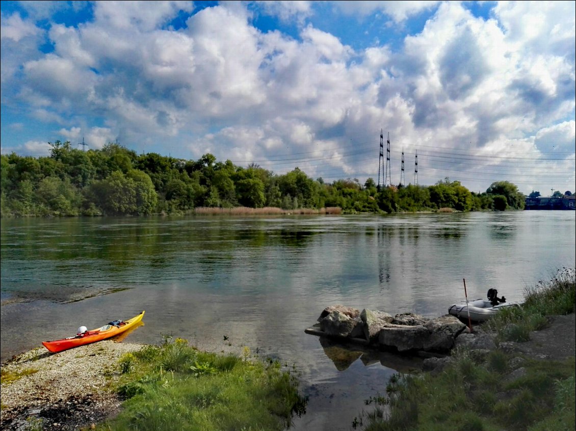 Sous le barrage. Remise à l'eau après portage de 1,5 km