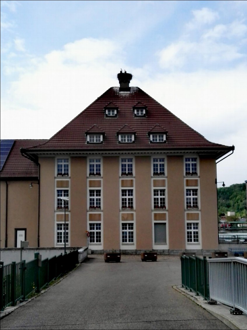 Ecluse et centrale électrique d'Augst (CH) -Wyhlen (DE) avec un nid et des cigognes.