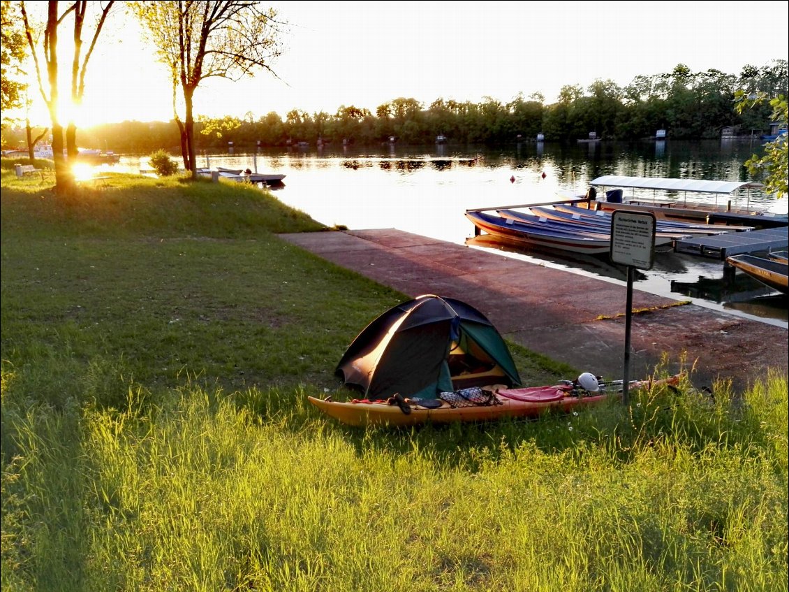 Bivouac à Birsfelden (CH). Presqu'île de la centrale hydroélectrique.