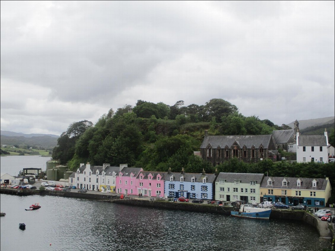 Le petit port de Portree ( la "grosse" ville de l'île). Photo du soir, la pluie s'est calmée.