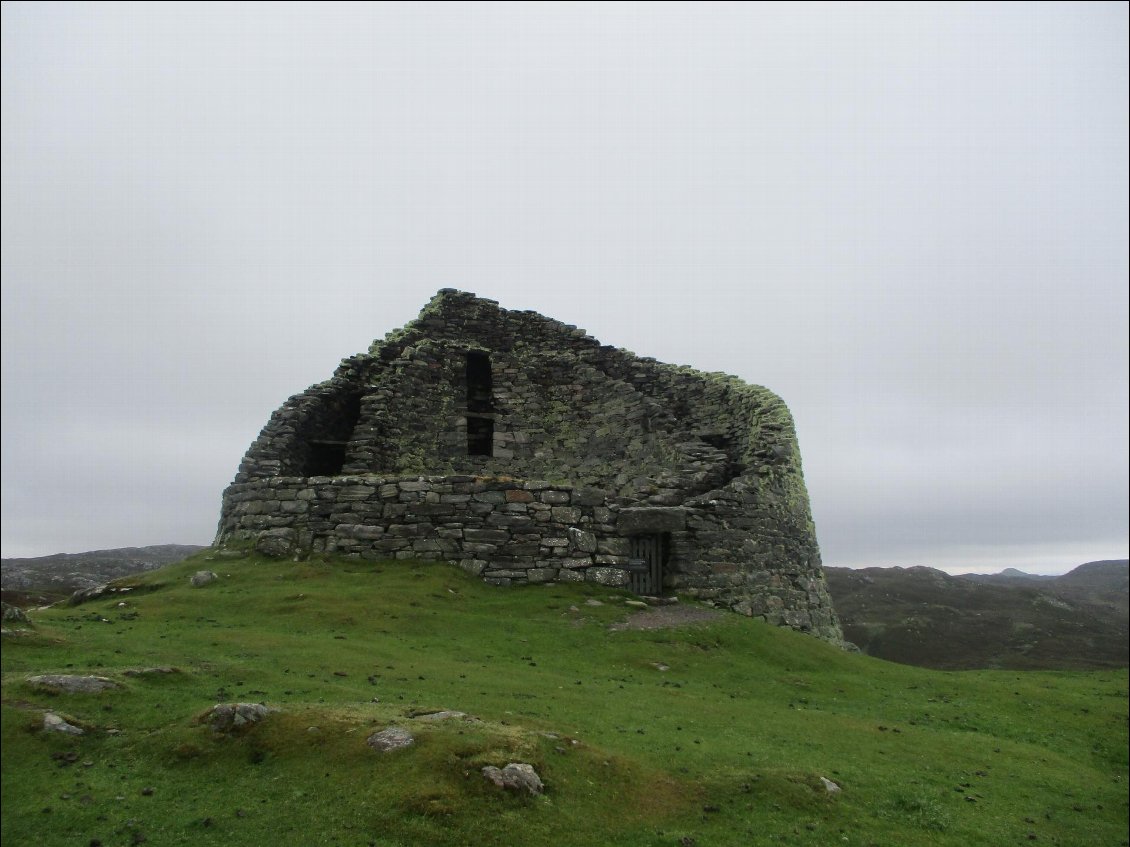 Dun Callorway, broch de l'âge du fer, peut-être occupé jusqu'au XIVème siècle. La tour de plusieurs étages est constituée de 2 murs circulaires concentriques. L'espace entre les 2 paroies servait de couloir. C'était aussi un moyen d'améliorer l'isolation intérieure contre les intempéries (et ça se comprend dans ce pays ...).