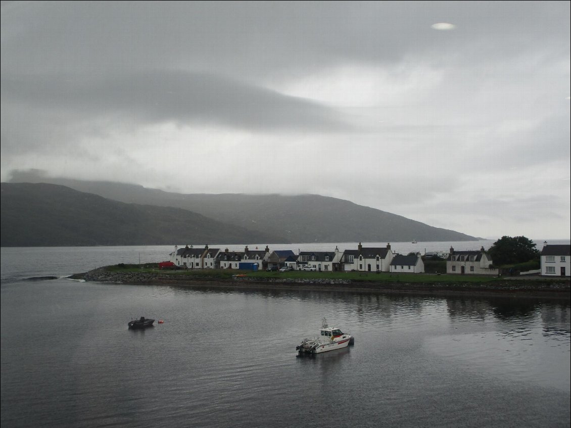 Depuis le ferry, vue sur Ullapool. Il bruine.