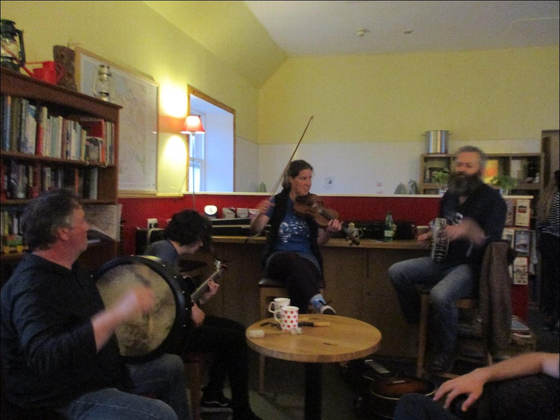 Les tenanciers de l'auberge de jeunesse d'à côté m'ont invitée à une soirée musique traditionnelle.