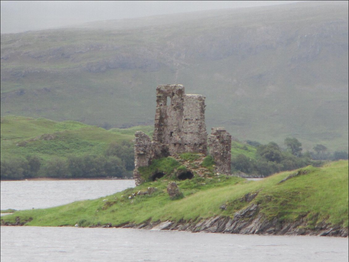 Les ruines du chateau Ardvrek sur le Loch Assynt.