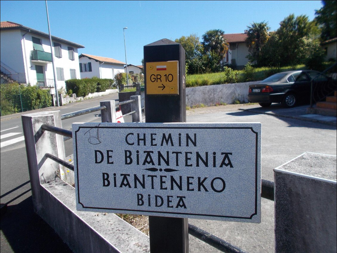 Ces deux bandes blanche et rouge et ce fond jaune me guideront jusqu'à Banyuls.