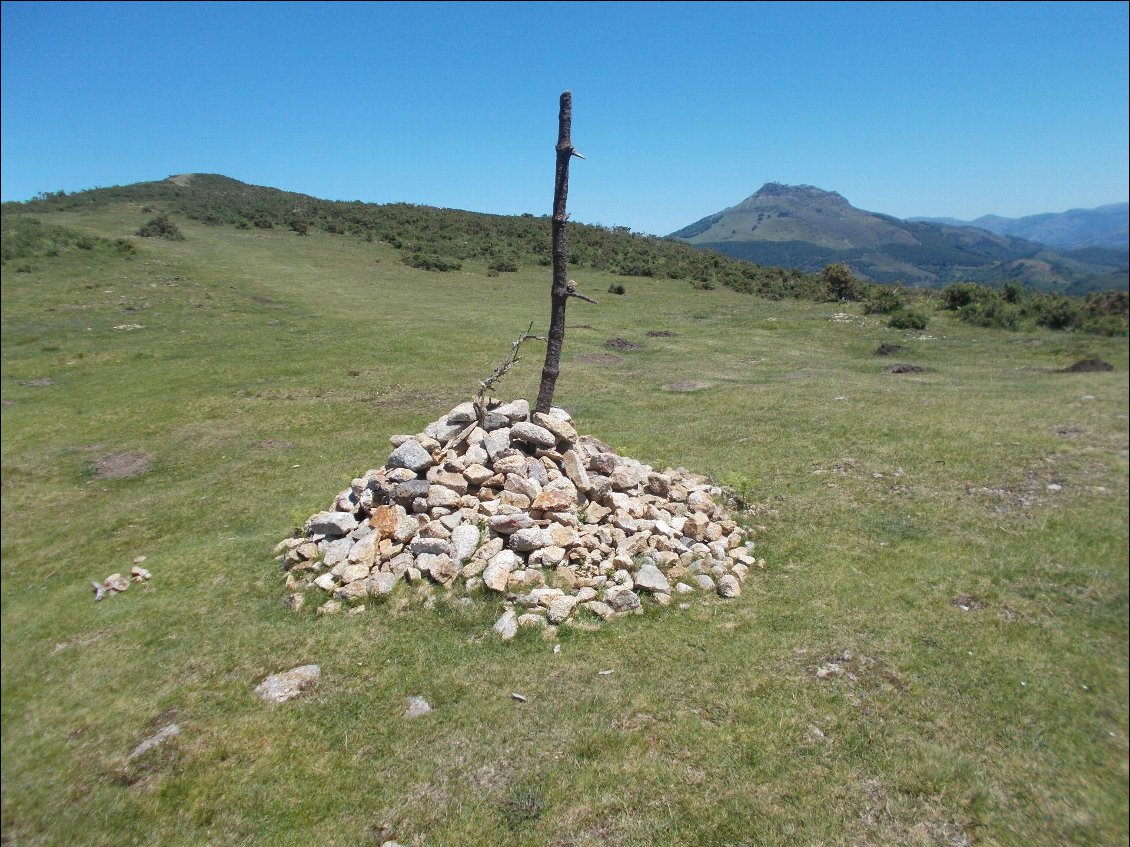 Arrivé au premier vrai col, le Xoldocogaina (ah, les noms basques !) à 486m, pas grand-chose à voir...