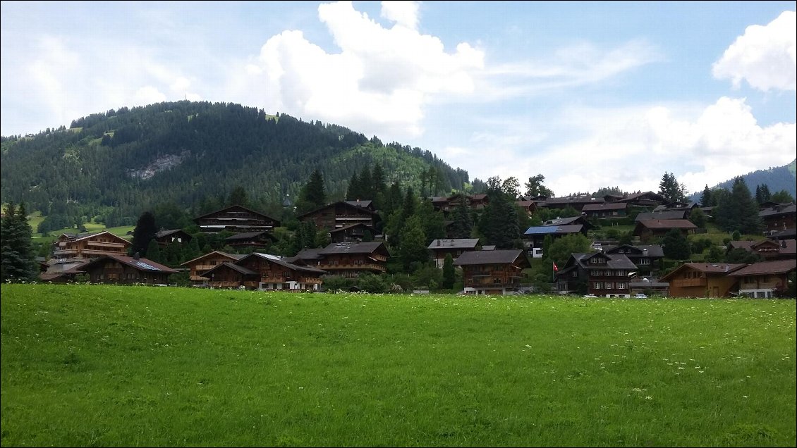 Gstaad. Je me suis même pas arrêtée. Il n y a que des magasins rolex et vuiton et je n ai vraiment plus de place dans les sacoches 😂