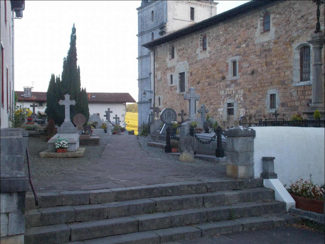 Le cimetière ouvert sur la rue.