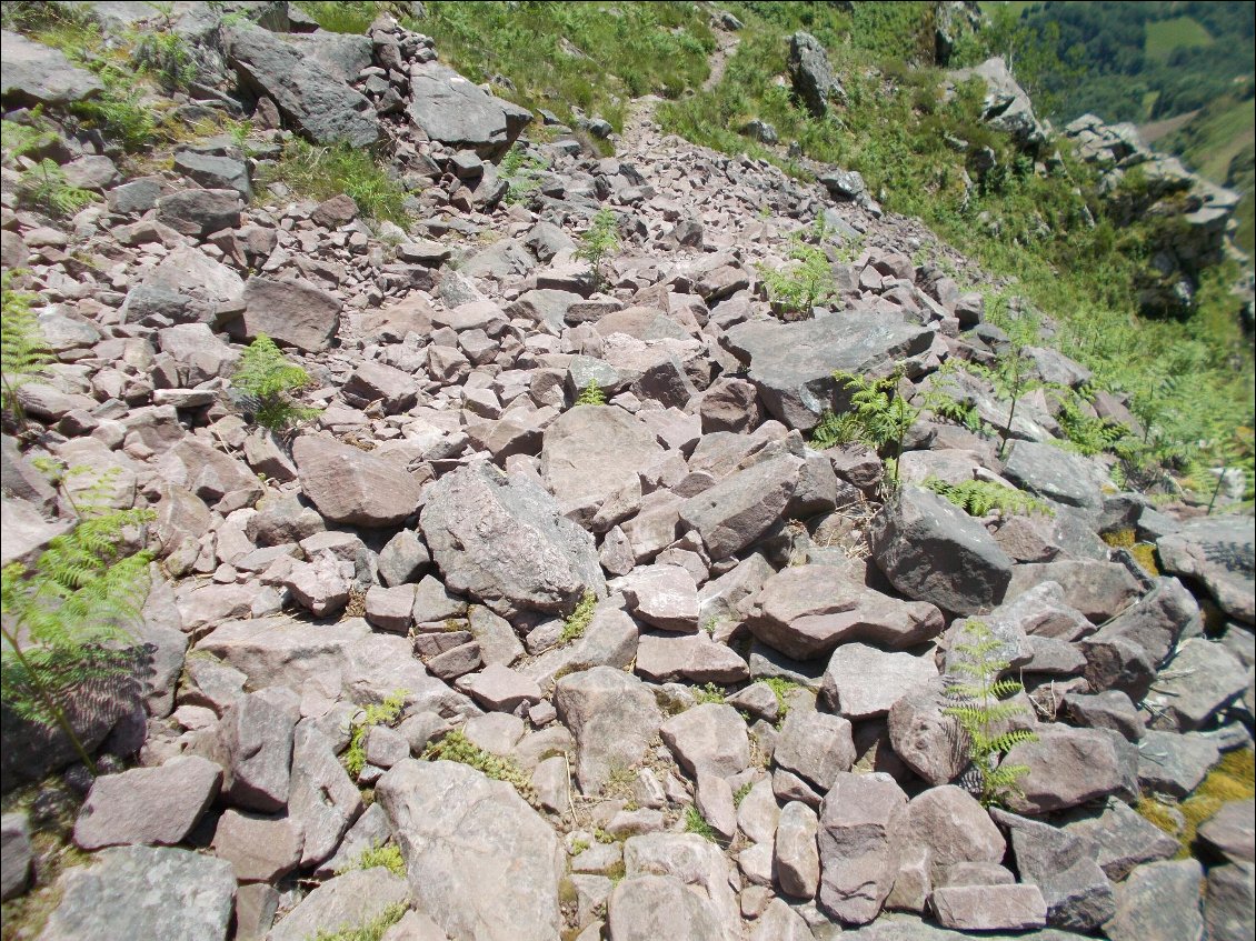 On n'a pas l'impression, mais à droite, ça descend vraiment à pic !