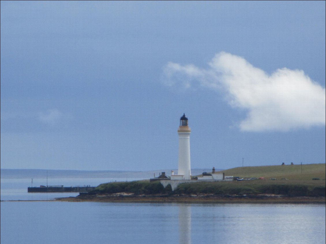 Scapa flow ou la baie de Scapa a servi de base pour la Royal Navy durant les 2 guerres mondiales. C'est maintenant le plus grand cimetière d'épaves d'Europe. A la fin de la guerre 14-18, 74 navires allemands ont été internés dans cette baie. Au bout d'un an de privations et de brimades, le vice--amiral Ludwig Von Reuter décide de saborder la flotte pour ne pas la livrer aux alliés. La marine anglaise cherche alors une solution pour "nettoyer" la Scapa flow de ces épaves. Deux compagnies se lancent dans les travaux de renflouement par des procédés ingénieux, mais 7 bateaux allemands resteront définitivement au fond.
En 1939, Le HMS Royal Oak et le Pegasus ont été torpillé par un U boat qui est ressorti de la baie sans être repéré.