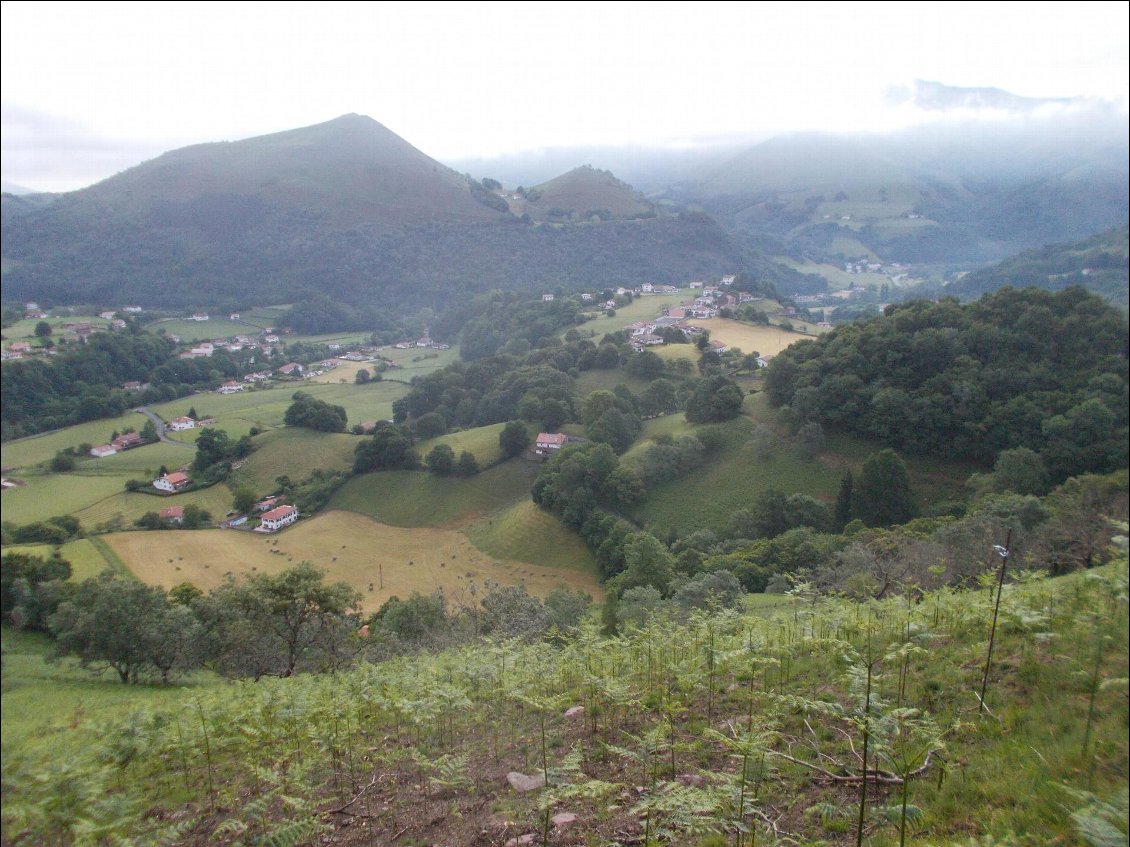 Bidarray dans la montée vers le pic d'Iparla.