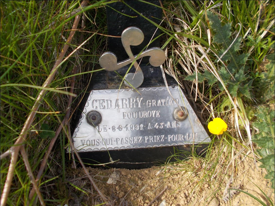 Des plaques comme celle-là émaillent le GR sur toute sa longueur.