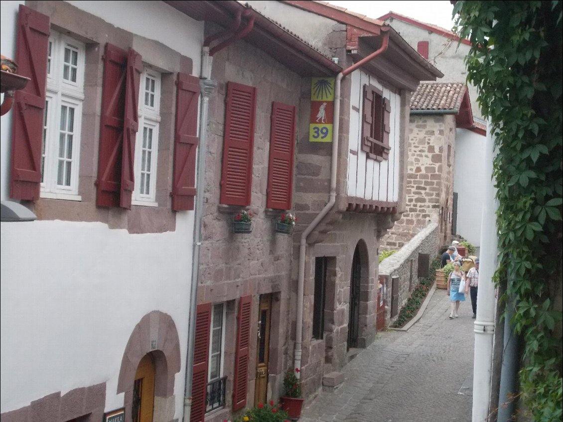 Le fameux bureau des pèlerins au 39 rue de la Citadelle (vue depuis mon gîte).