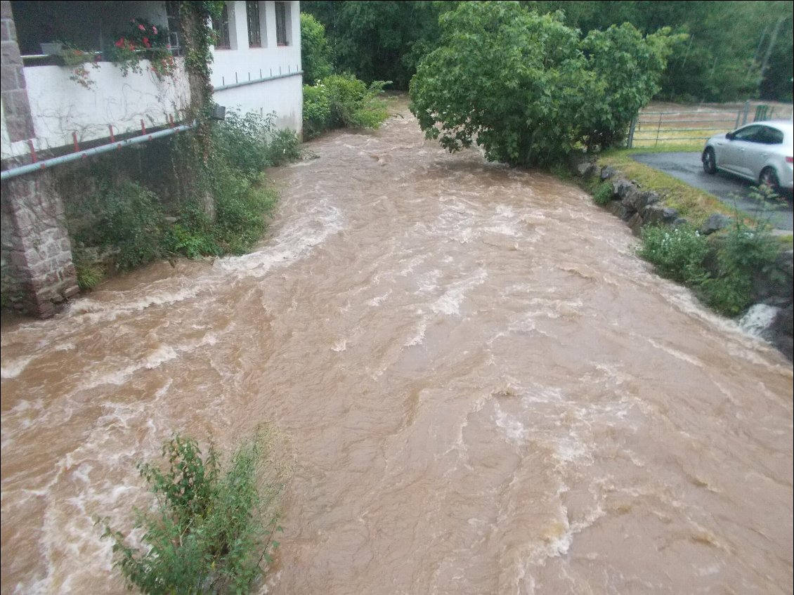 Heureusement, un pont enjambait celui-ci !