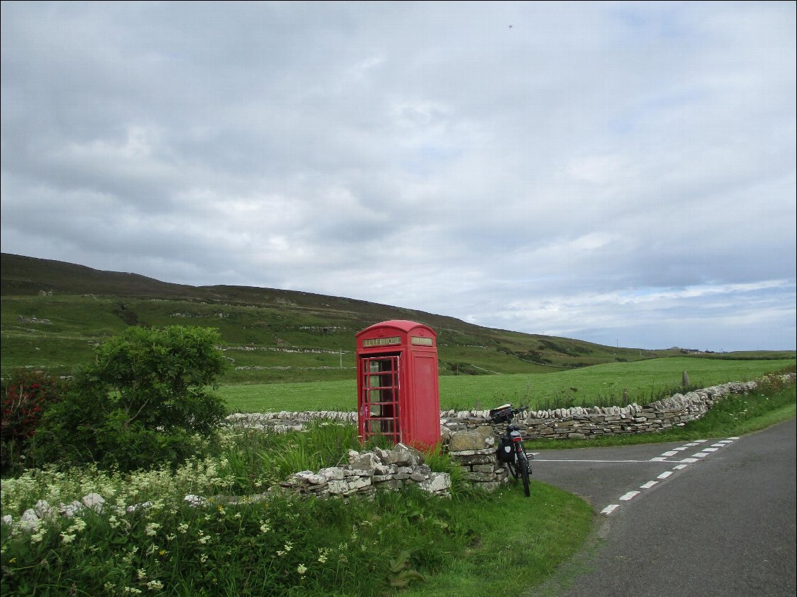 Il en reste partout en Ecosse avec encore le téléphone à pièces à l'interieur.