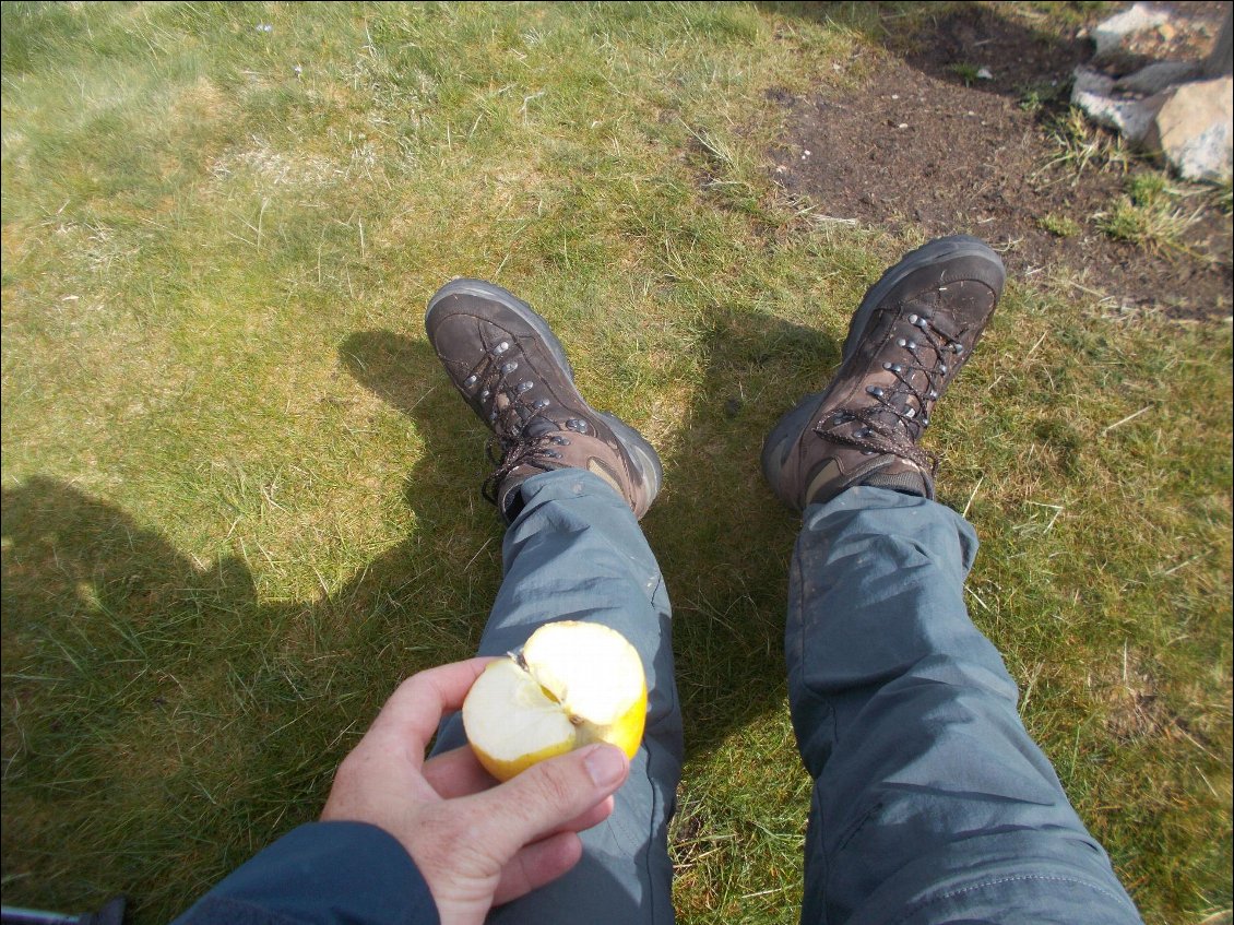 Petite pause pomme et séchage de chaussures en haut de l'Occabé.