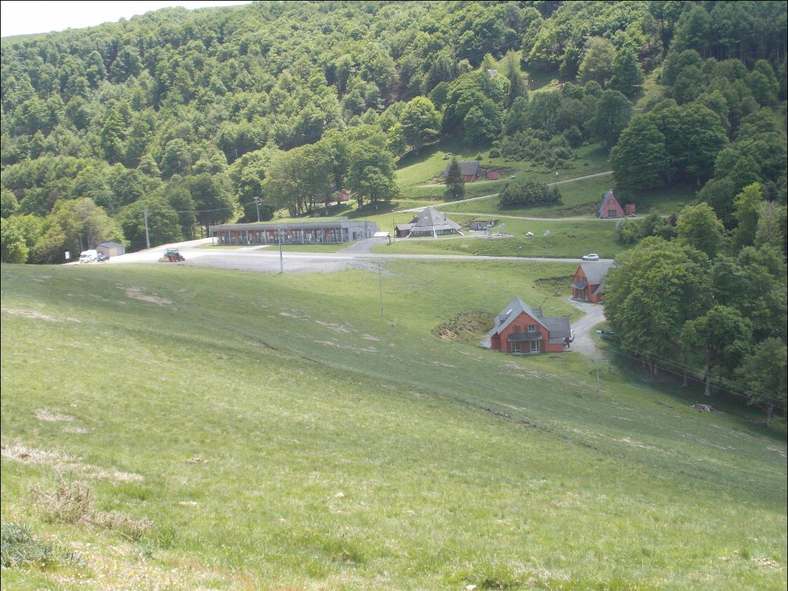 Chalets d'Iraty en vu (on le dirait pas, mais ça souffle fort, là !).